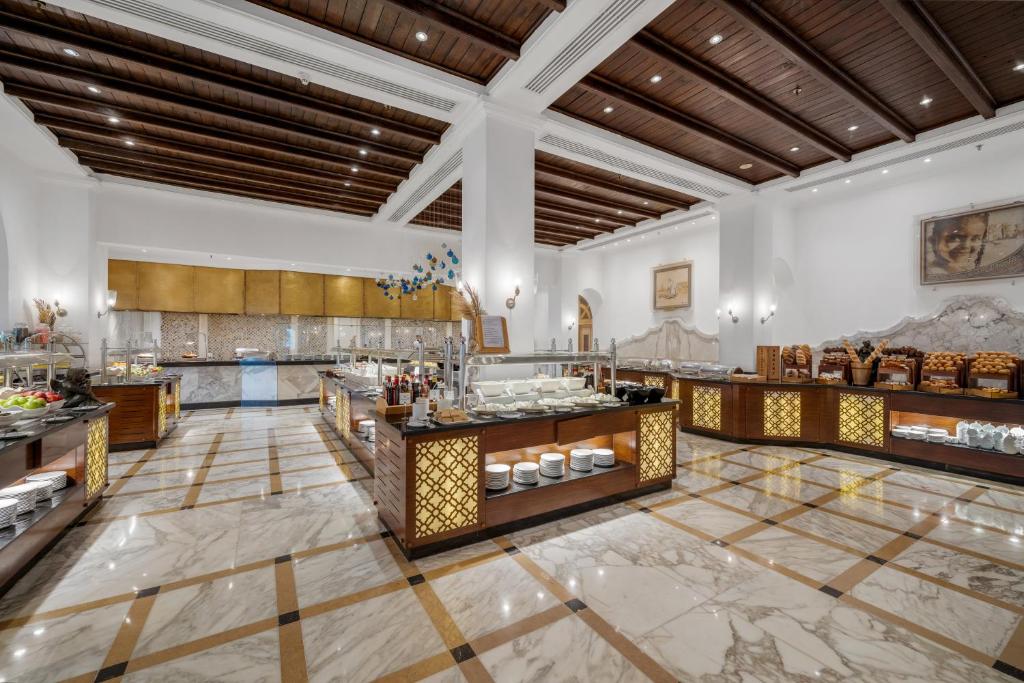 Postel nebo postele na pokoji v ubytování Royal Savoy Sharm El Sheikh