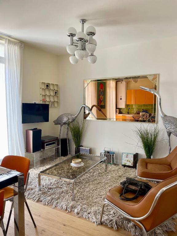 - un salon avec une table et un miroir dans l'établissement 