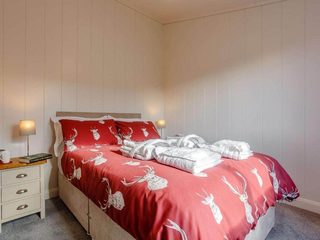 Postel nebo postele na pokoji v ubytování 2 Bed in Portree 87578