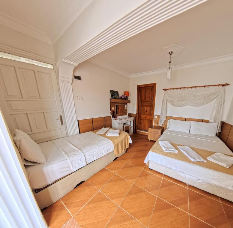 Postel nebo postele na pokoji v ubytování Kervansaray Hotel
