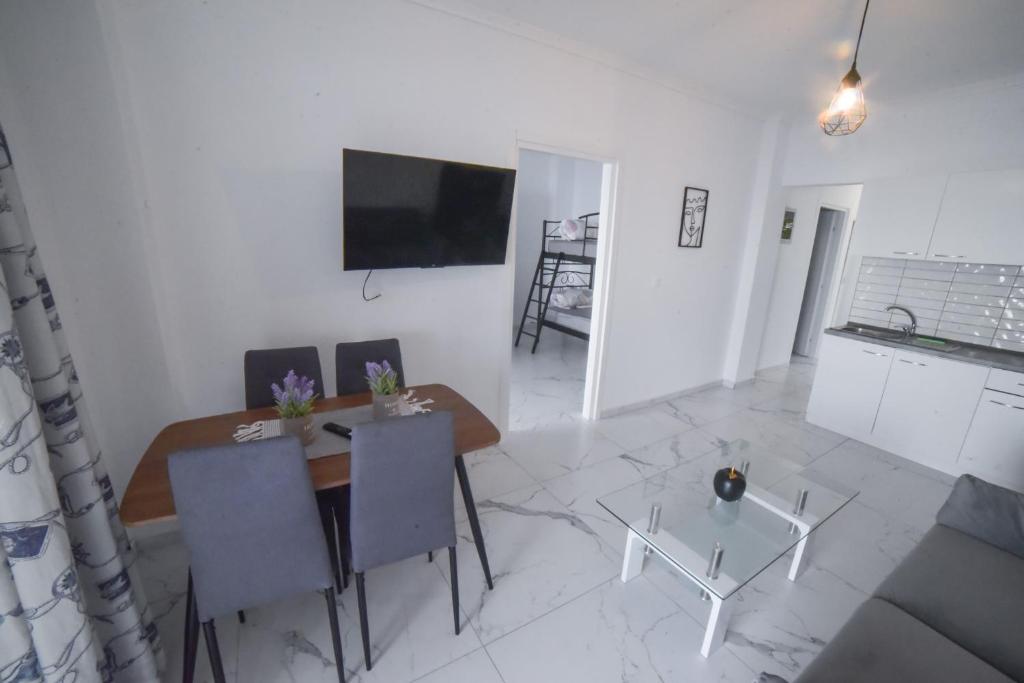 TV a/nebo společenská místnost v ubytování Zer, Nea Irakleia 630 80, Greece
