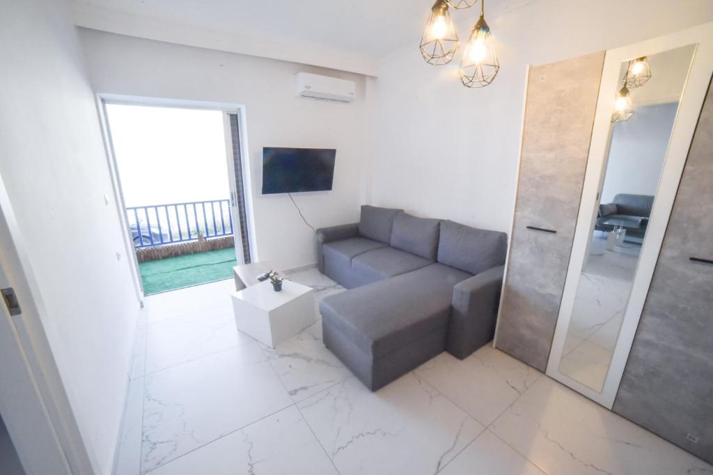 TV a/nebo společenská místnost v ubytování Zer, Nea Irakleia 630 80, Greece