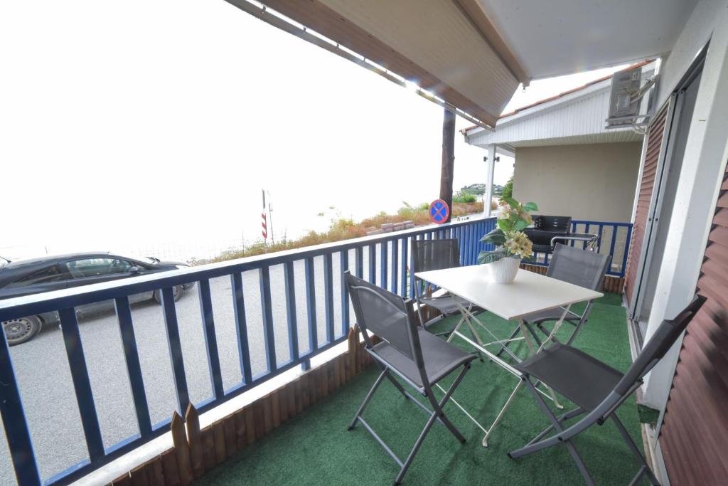 Balkón nebo terasa v ubytování Zer, Nea Irakleia 630 80, Greece