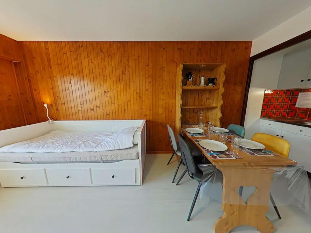 sypialnia z łóżkiem i stołem z krzesłami w obiekcie Superbe studio 4 pers au Grand-Bornand avec balcon, navette proche - FR-1-241-245 w mieście Le Grand-Bornand