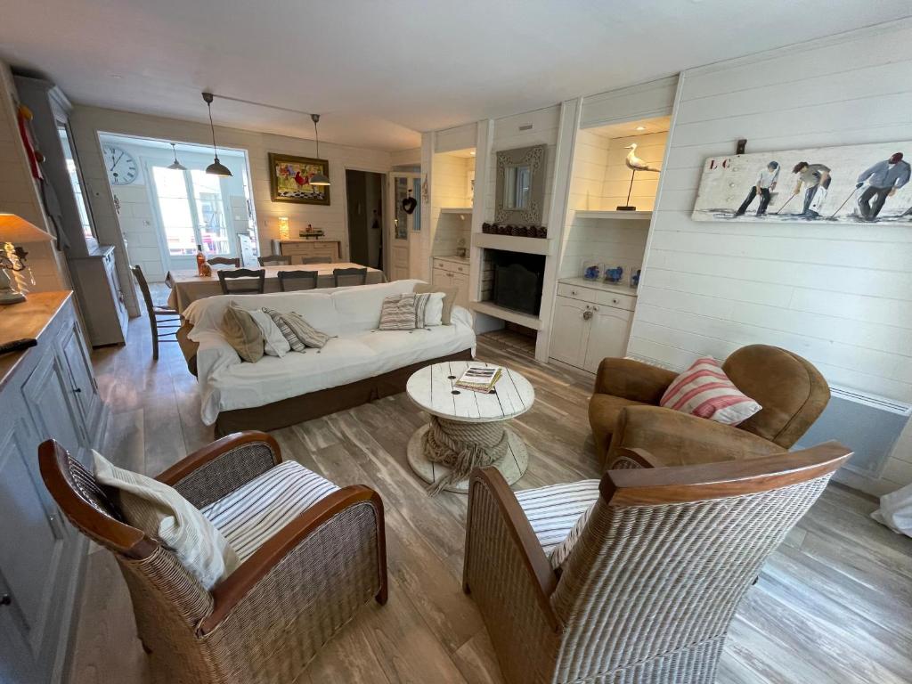 un salon avec des canapés, des chaises et une table dans l'établissement Family Fun, Beach, Biking and Relaxation, à La Couarde-sur-Mer
