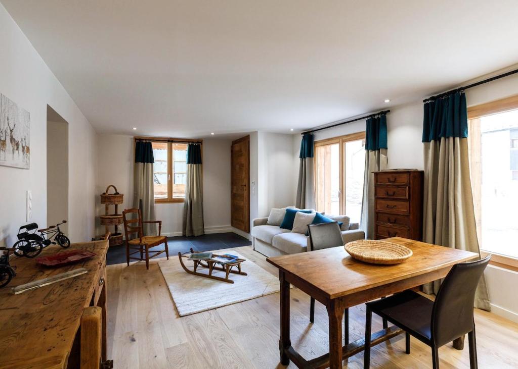 un salon avec une table et un canapé dans l'établissement Serac Appartement au coeur de la vanoise, à Champagny-en-Vanoise