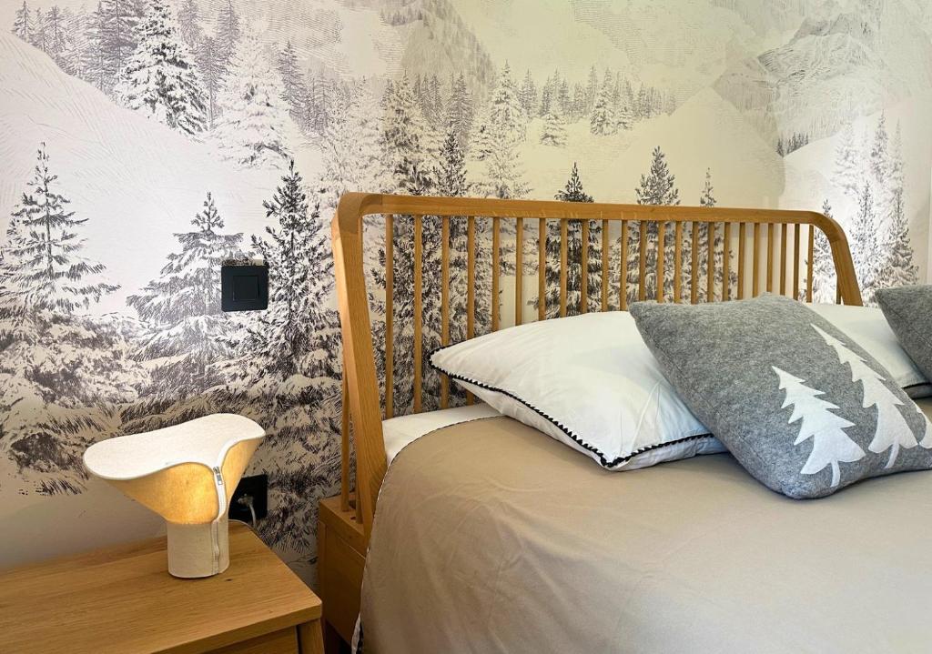 - une chambre avec un lit et un mur recouvert de neige dans l'établissement Source, Terrasse et confort 4 étoiles, à Champagny-en-Vanoise