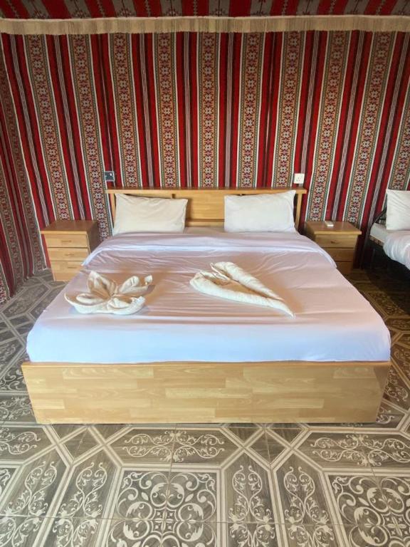 Postel nebo postele na pokoji v ubytování Wadi Rum Sarab Camp