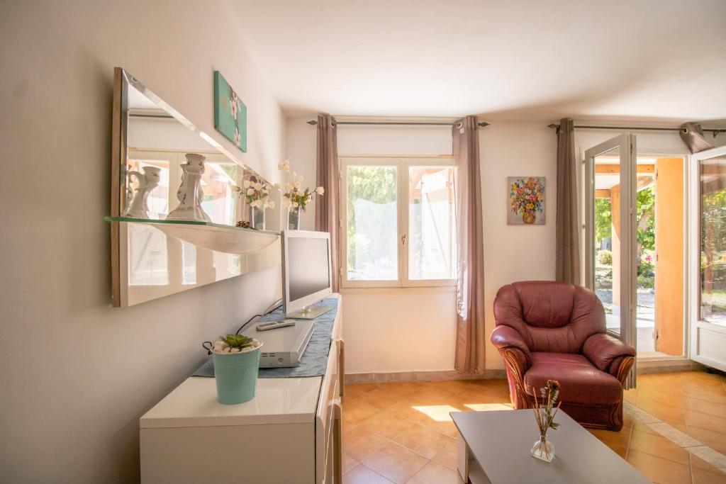 - un salon avec une chaise et un bureau dans l'établissement Isula Paradise, à Linguizzetta