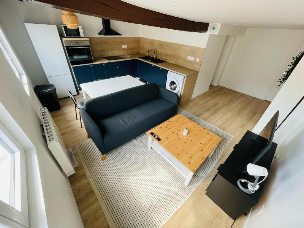 une vue aérienne d'un salon avec un canapé et une table dans l'établissement Duplex Beauvoisine - 387, à Rouen