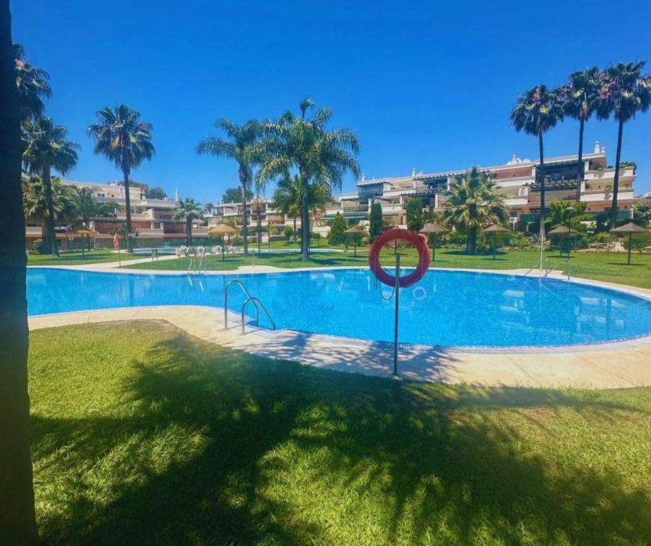 Bazén v ubytovaní StayatSas Luxe App vlakbij strand, 80 m2 terras, grote zwembaden Marbella alebo v jeho blízkosti