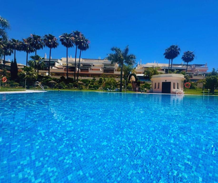 Bazén v ubytovaní StayatSas Luxe App vlakbij strand, 80 m2 terras, grote zwembaden Marbella alebo v jeho blízkosti