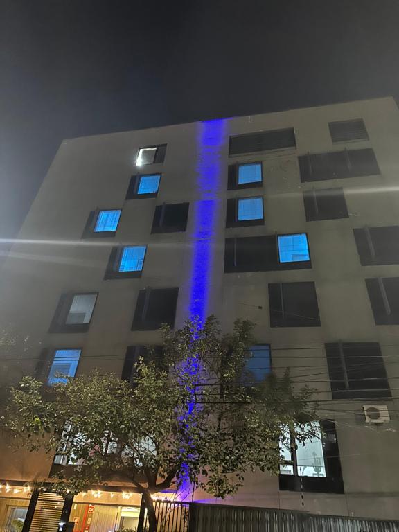 un edificio con luci blu sul lato di Audaar Tech Suítes - Aeroporto de Congonhas a San Paolo