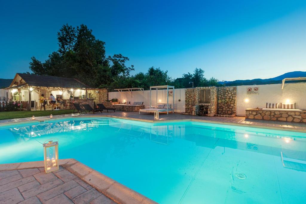Bazén v ubytování Vamvini Hotel nebo v jeho okolí