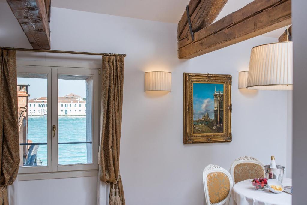 jadalnia ze stołem i oknem w obiekcie Al Redentore Di Venezia w Wenecji