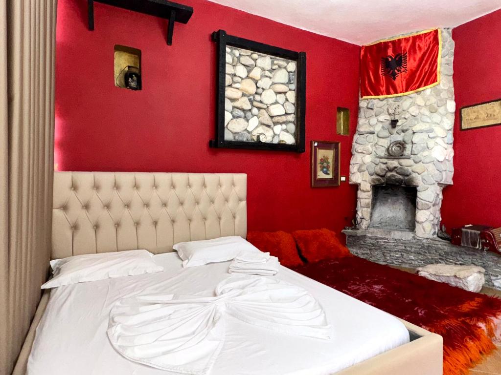 Postel nebo postele na pokoji v ubytování Hotel Vila "Oda E Miqve"