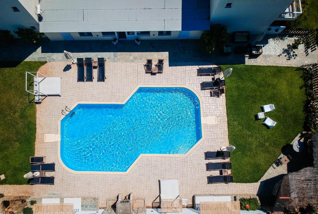 Bazén v ubytování Vamvini Hotel nebo v jeho okolí