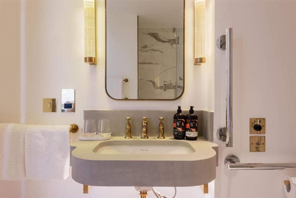 Hart Shoreditch Hotel London, Curio Collection by Hilton photo
