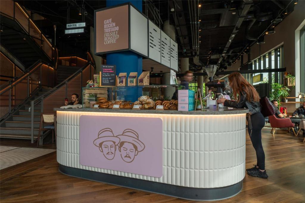 The Gantry London, Curio Collection By Hilton - Resim 10