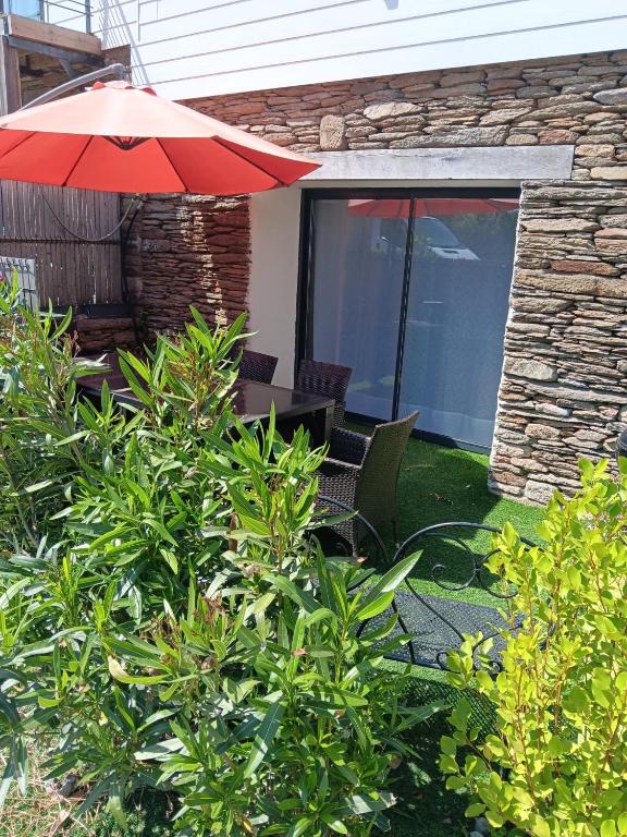 Zahrada ubytování Gite de kernaet avec piscine