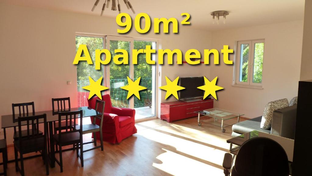 ein Wohnzimmer mit roten Stühlen und gelben Sternen an der Wand in der Unterkunft Apartment Vindobona in Wien