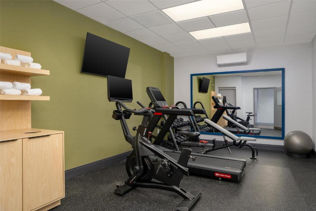 Fitness centrum a/nebo fitness zařízení v ubytování Spark by Hilton Rahway