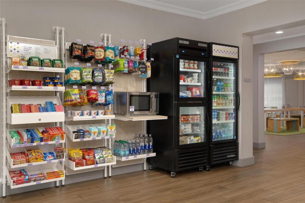 Supermarket nebo jiné obchody v  hotelu nebo okolí