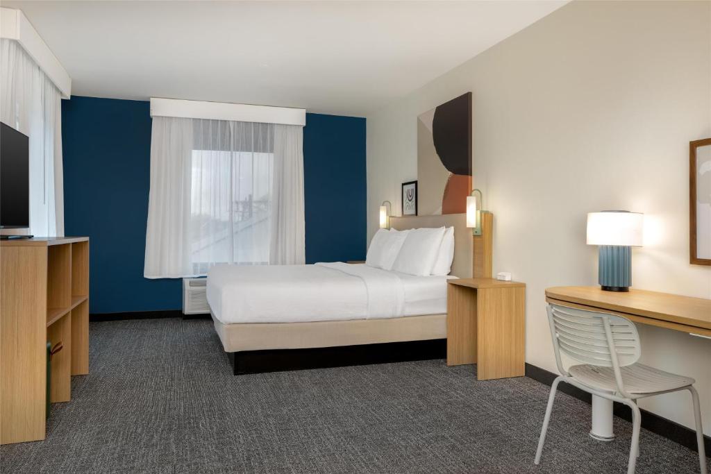 Postel nebo postele na pokoji v ubytování Spark by Hilton Rahway