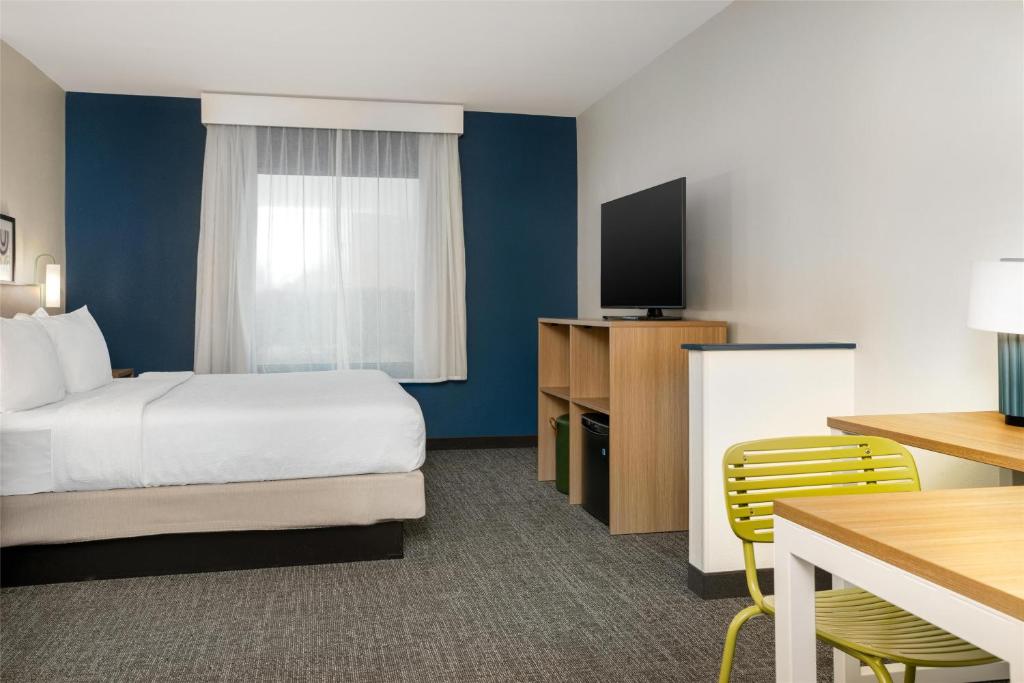 Postel nebo postele na pokoji v ubytování Spark by Hilton Rahway