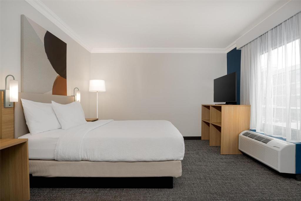 Postel nebo postele na pokoji v ubytování Spark by Hilton Rahway