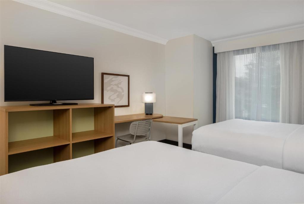 Postel nebo postele na pokoji v ubytování Spark by Hilton Rahway