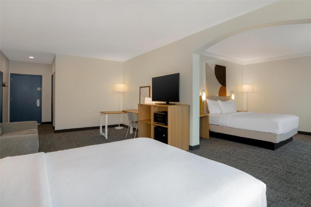 Postel nebo postele na pokoji v ubytování Spark by Hilton Rahway