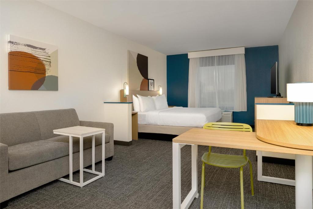 Postel nebo postele na pokoji v ubytování Spark by Hilton Rahway