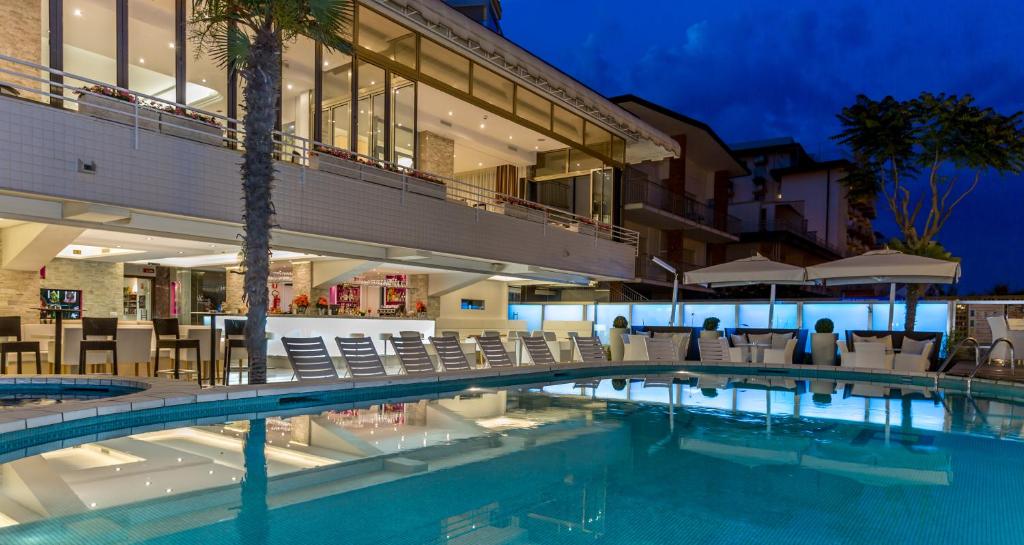 Bazén v ubytování Hotel Rivamare nebo v jeho okolí
