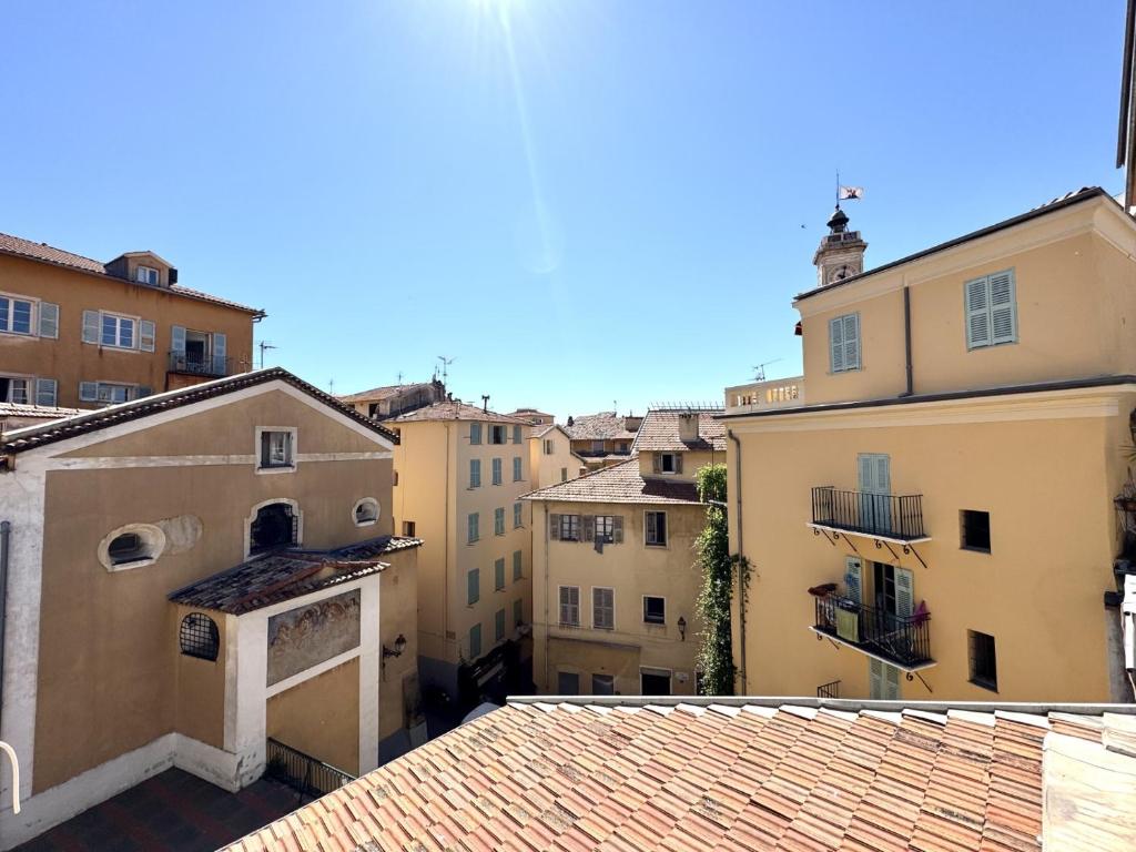 une vue depuis le toit d'un immeuble dans l'établissement ApartHotel Riviera - LES TOITS D AUGUSTIN - Bright Studio with A C - Old town, à Nice