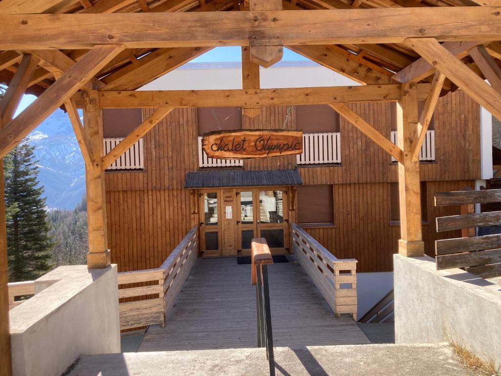 un bâtiment en bois avec un panneau indiquant « chill ginger » dans l'établissement A louer Pra loup 1600 !, à Uvernet