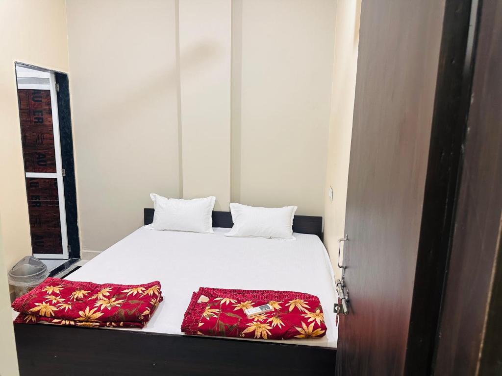 ウッジャインにあるRS Homestayの枕が2つ置かれたベッドのある寝室