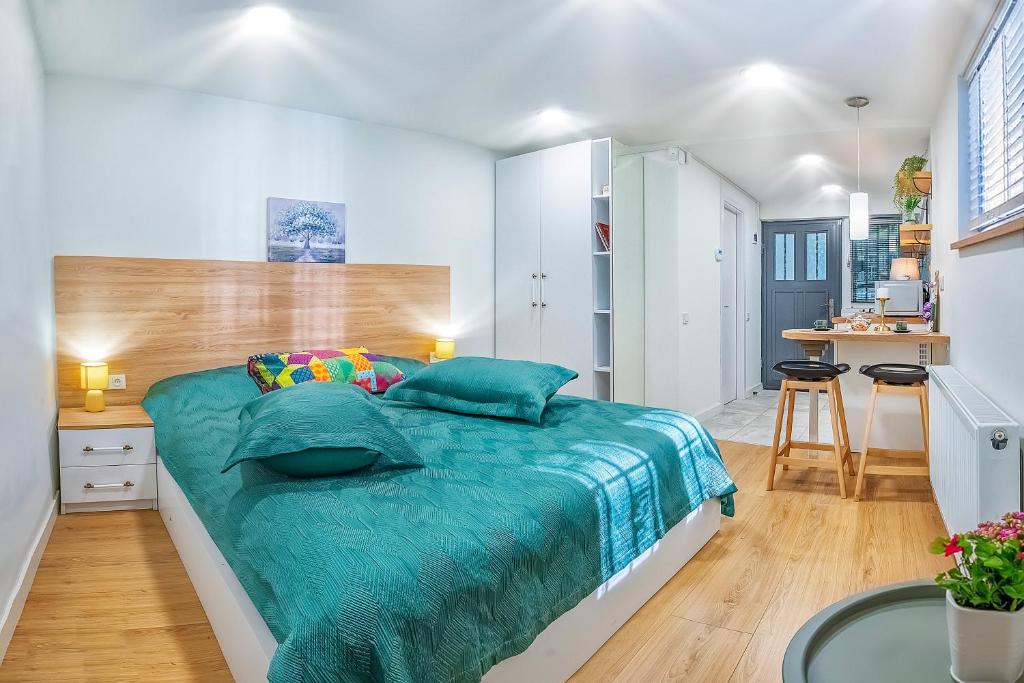 Ένα ή περισσότερα κρεβάτια σε δωμάτιο στο HB apartments Irakli Abashidze