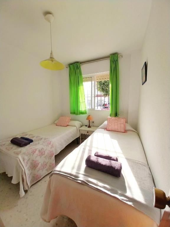 Łóżko lub łóżka w pokoju w obiekcie Top Rota Playa La Costilla Costa de la Luz