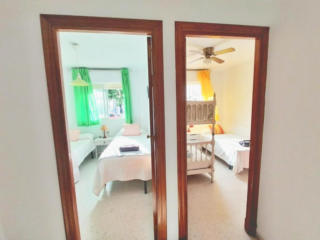 Łóżko lub łóżka w pokoju w obiekcie Top Rota Playa La Costilla Costa de la Luz