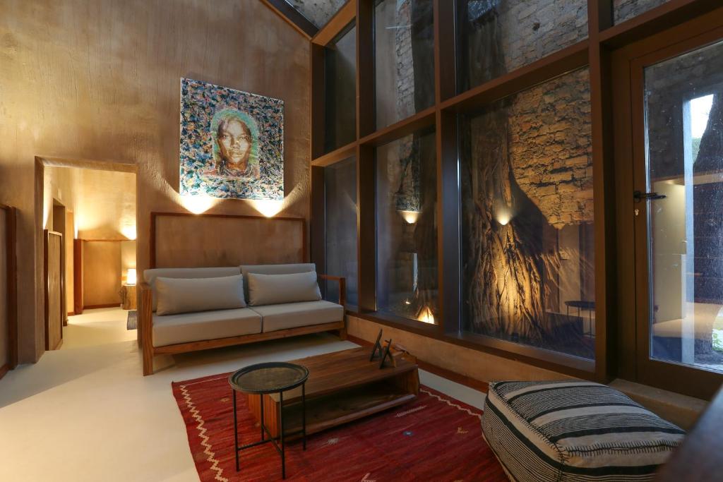 MumbaMumba Lodge by Flow的带沙发和桌子的客厅