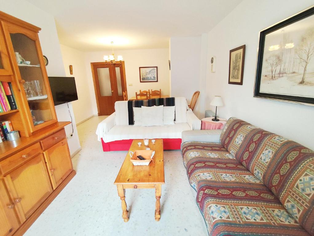 salon z kanapą i łóżkiem w obiekcie Top Rota Playa La Costilla Costa de la Luz w mieście Rota