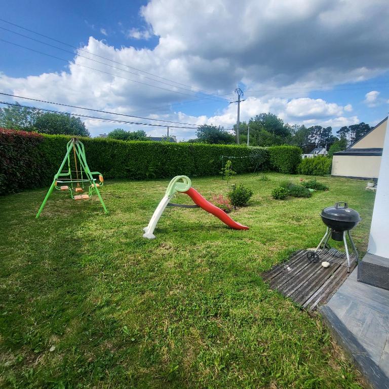 - une aire de jeux dans la cour d'une maison dans l'établissement La Maison de Joséphine, à Pleuven