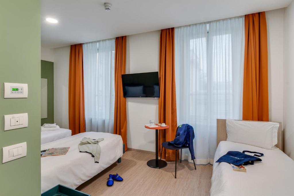 Televízia a/alebo spoločenská miestnosť v ubytovaní Camplus Bernini Casa per Ferie