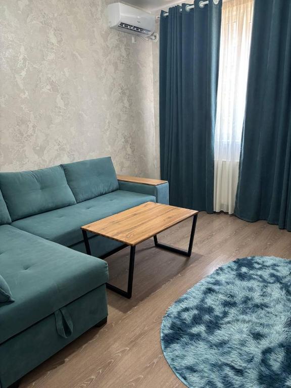 een woonkamer met een bank en een salontafel bij Comfortable appartment in Salor Bekati