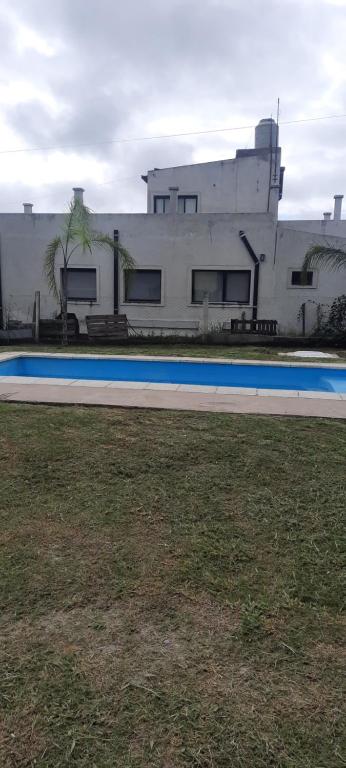 ein Gebäude mit einem Swimmingpool davor in der Unterkunft Casa vacacional con pileta y quincho - El Mollar I Salta in Cerrillos