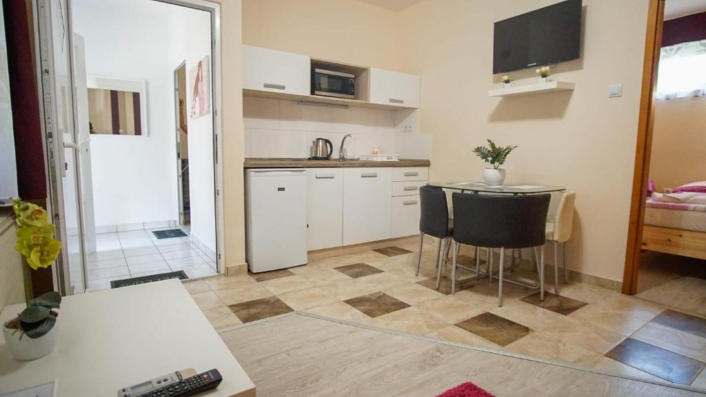 Kuchyň nebo kuchyňský kout v ubytování Zam-Zem Holiday Apartman
