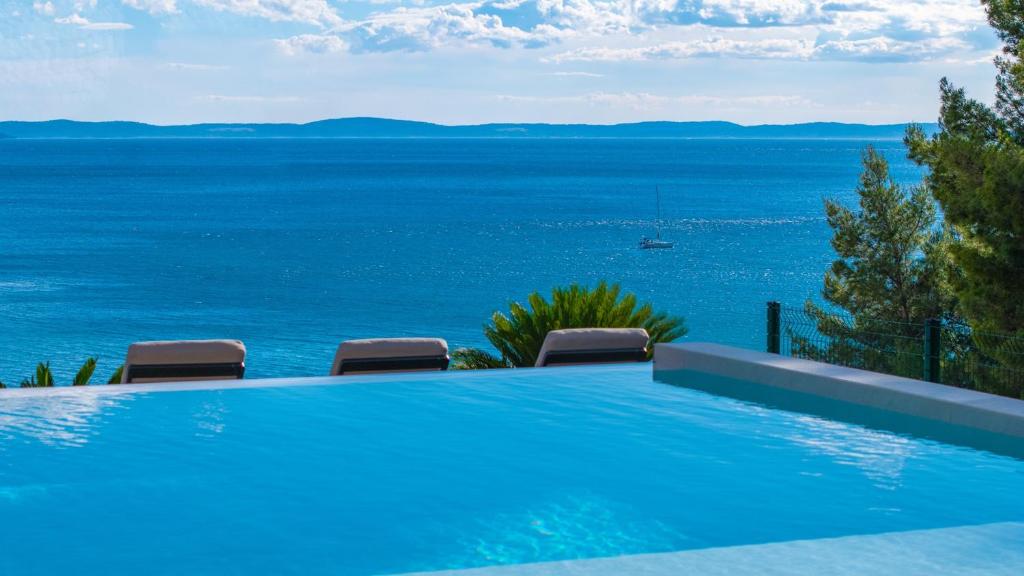Bazén v ubytovaní NEW! Seaview Villa ABA with 38sqm heated infinity pool, 4 bedrooms, Media room, 150m from sea alebo v jeho blízkosti