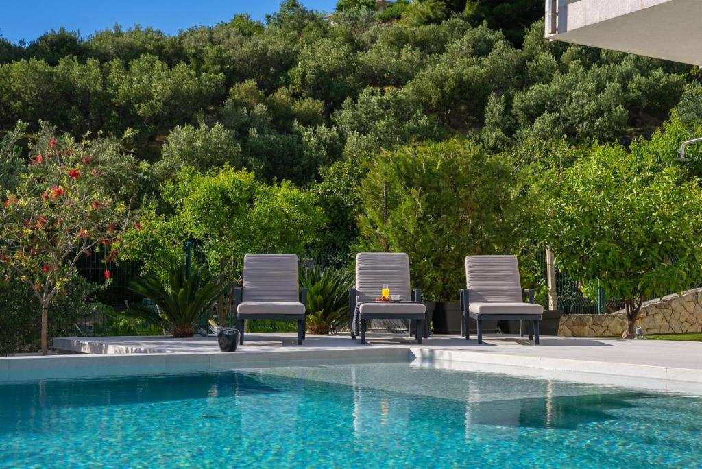 Bazén v ubytovaní NEW! Seaview Villa ABA with 38sqm heated infinity pool, 4 bedrooms, Media room, 150m from sea alebo v jeho blízkosti