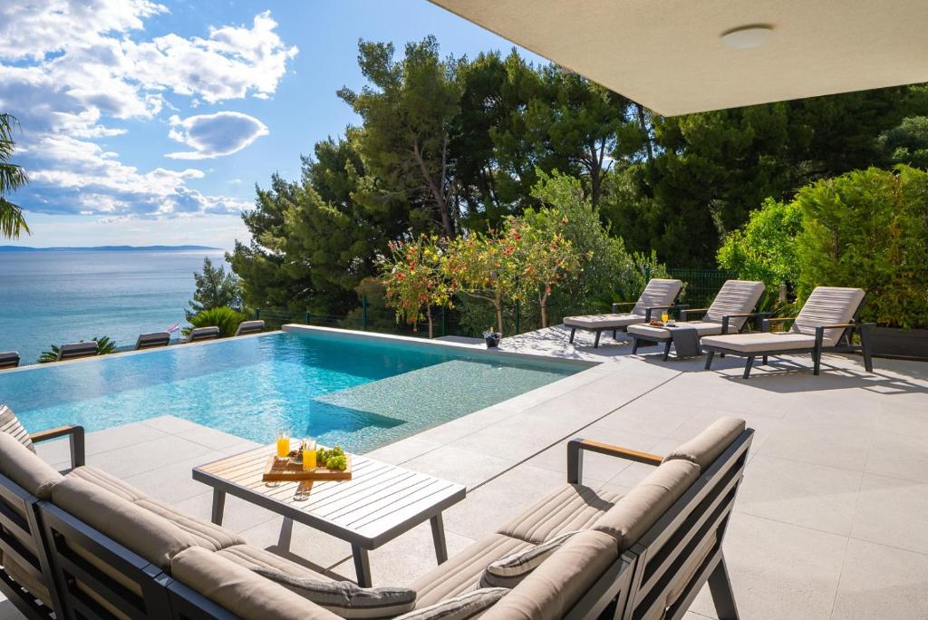 Bazén v ubytovaní NEW! Seaview Villa ABA with 38sqm heated infinity pool, 4 bedrooms, Media room, 150m from sea alebo v jeho blízkosti